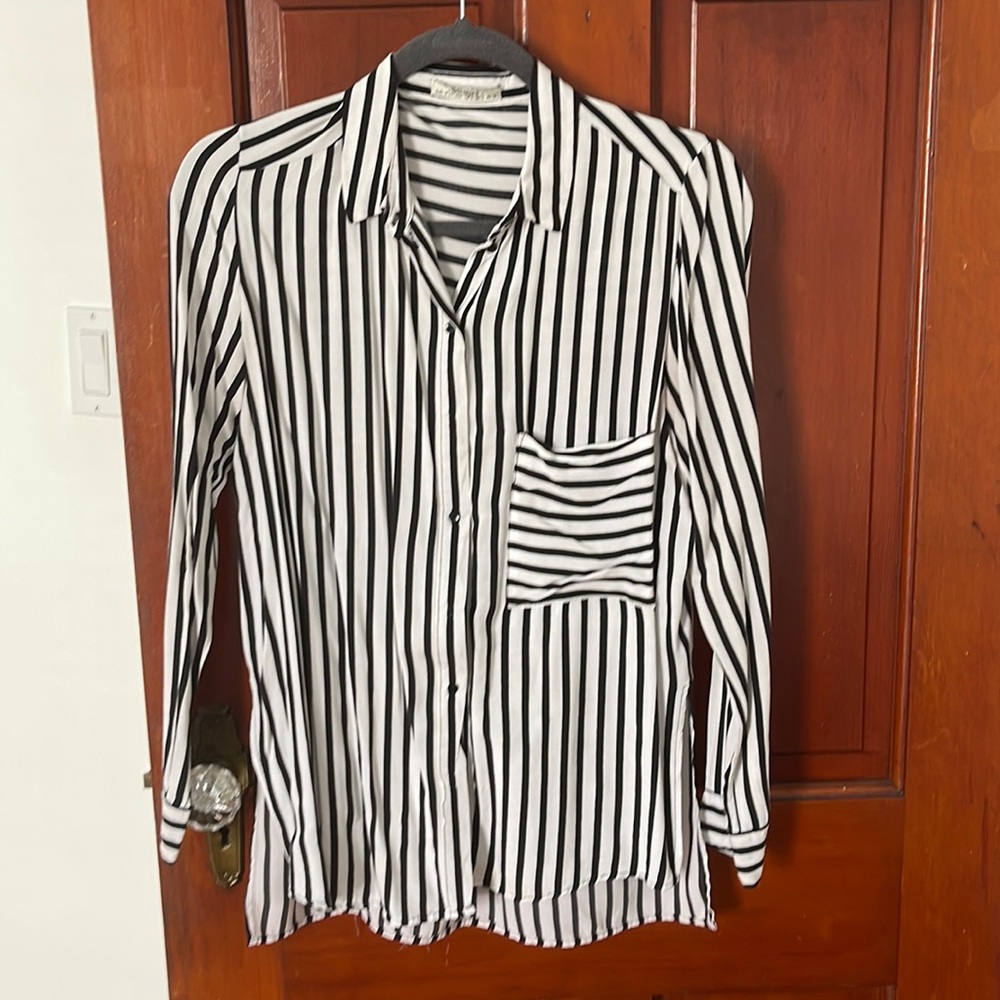 Bershka.Striped shirt. Size Small. Gently used. Its like new